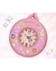 Round holder with strap

The smooth round holder is made of silicone material with a matte finish, for a sweet, playful accessory that brightens everyday life. The holder can be decorated with stickers and photos inserted behind the clear acrylic case b